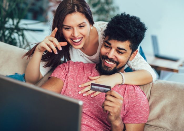 couple online shopping